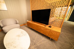 Luxury Suite | Desk, laptop workspace, soundproofing, iron/ironing board