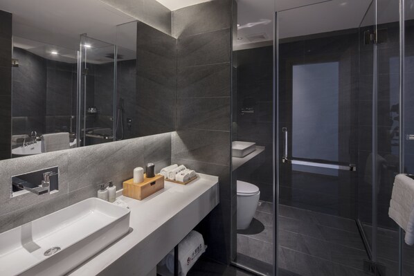 Suite Classique | Salle de bain | Douche, articles de toilette gratuits, sèche-cheveux, chaussons