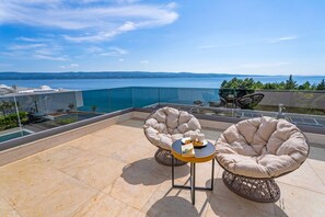 Terrace/patio - Luxury, seafront Villa IVAN with heated pool only 100m from the beach (Omis)