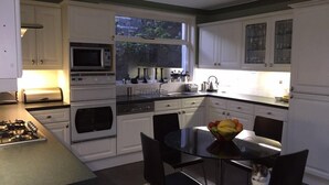 Private kitchen - Blackburn Villa B&B (Ayr)