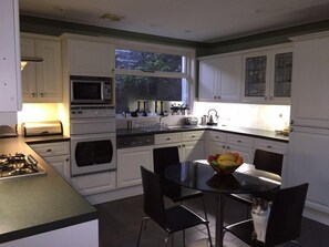 Refrigerador em uma área comum