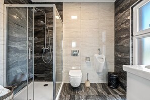 Douche, séchoir à cheveux, serviettes fournies