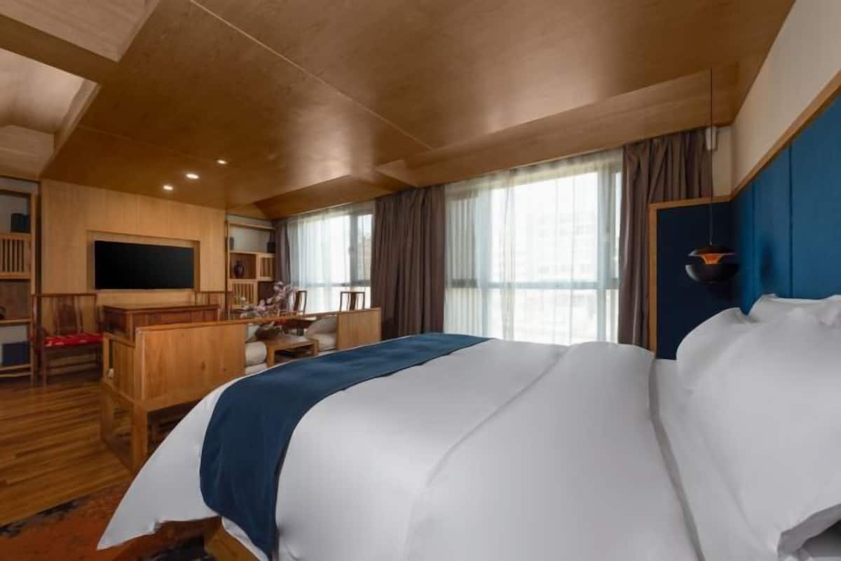 1 bedroom, blackout drapes, free WiFi, bed sheets