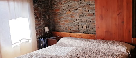 Classic-Doppelzimmer, 1 Queen-Bett (2) | Kostenloses WLAN, Bettwäsche