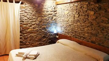 Classic Double Room, 1 Queen Bed (2) | Free WiFi, bed sheets