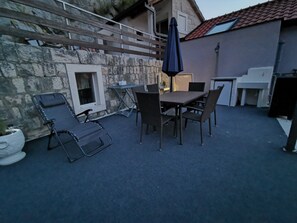 Outdoor dining - House Olmissum in old town of Omiš (Omiš)