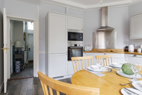 St Faith's - Chichester Cathedral - sleeps 7 guests  in 4 bedrooms