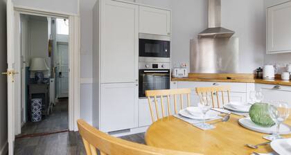 St Faith's - Chichester Cathedral - sleeps 7 guests in 4 bedrooms