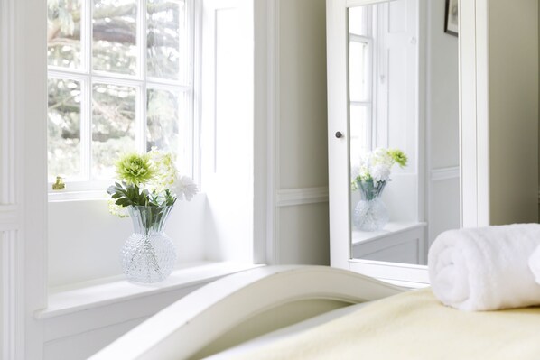 4 bedrooms, iron/ironing board, WiFi, bed sheets - St Faith's - Chichester Cathedral - sleeps 7 guests  in 4 bedrooms (Chichester)