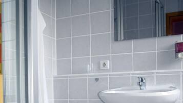 双人房 | 浴室 | 淋浴设施、毛巾