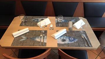 每日供应自助式早餐(每人 EUR 10.00)