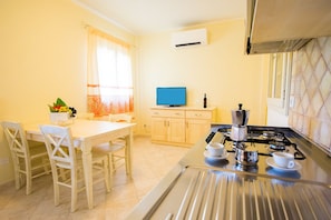 Duplex familial, 3 chambres | Cuisine privée | Réfrigérateur, surface de cuisson, vaisselle et ustensiles