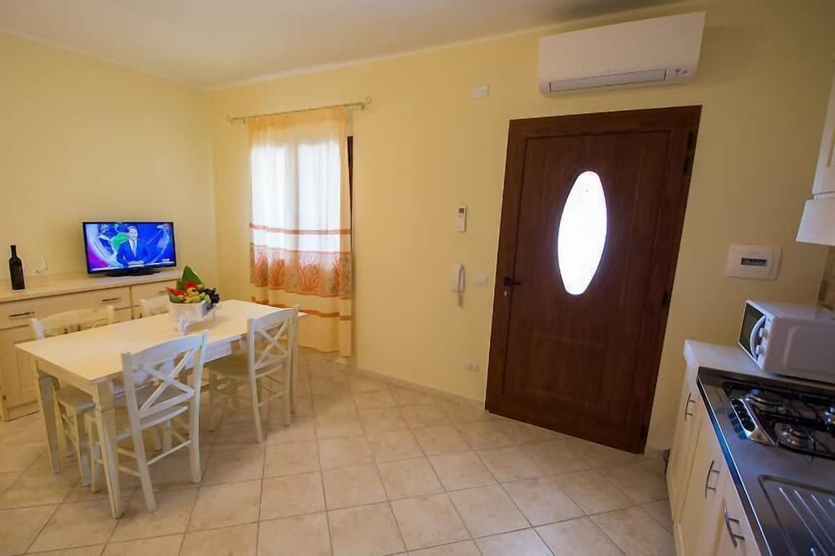 Familie maisonnette, 4 slaapkamers | Privékeuken | Een koelkast, een kookplaat, kookgerei, borden en bestek