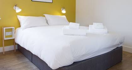 A john o'groat that sleeps 2 guests in 1 bedroom