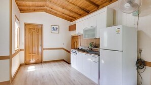 Fridge, microwave, stovetop, electric kettle - Danyang Smile & Happiness Pension (Danyang)