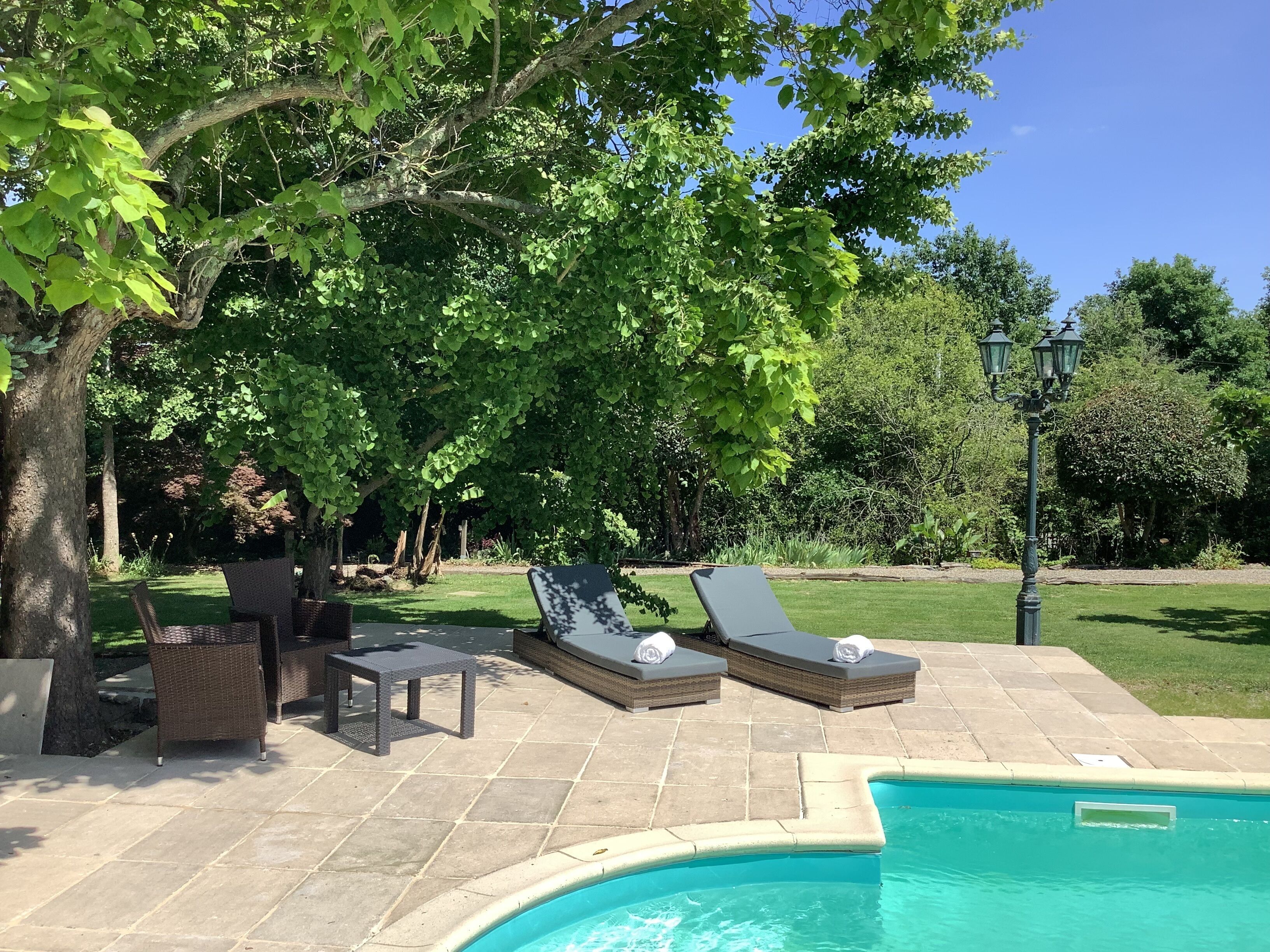Una piscina al aire libre