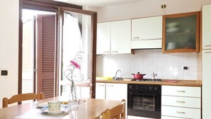 Apartemen, 1 kamar tidur | Makan di kamar