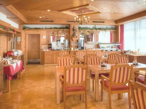 Daily buffet breakfast (EUR 12.00 per person) - Isar Hotel (Freising)