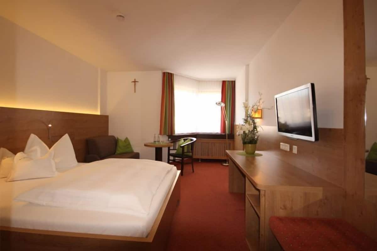 Double Room | Hypo-allergenic bedding available, desk, laptop workspace
