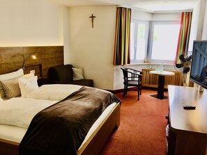 Double Room | Hypo-allergenic bedding, desk, laptop workspace, iron/ironing board - Isar Hotel (Freising)