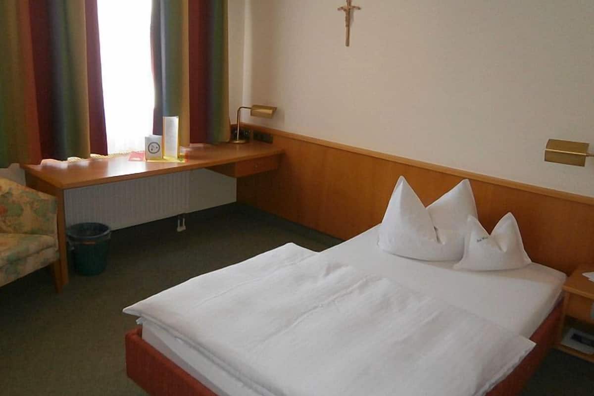 Single Room | Hypo-allergenic bedding available, desk, laptop workspace