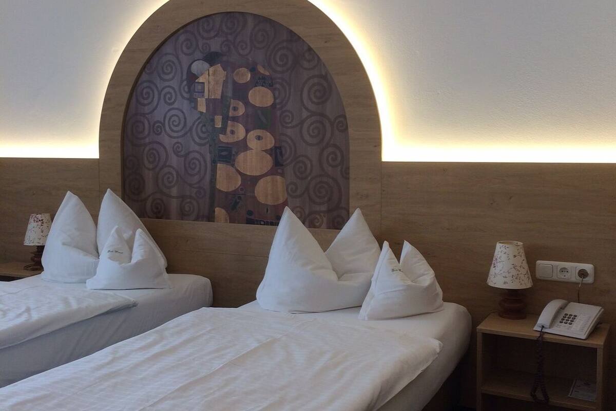 Twin Room | Hypo-allergenic bedding available, desk, laptop workspace