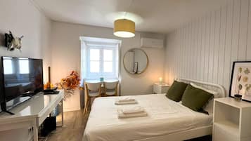 Iron/ironing board, free WiFi, bed sheets