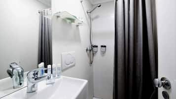 Een douche, een haardroger, handdoeken, zeep