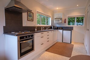 Fridge, microwave, oven, stovetop - Poppa's Place: Safe & secluded, close to Lake Taupo & Tongariro (Omori)