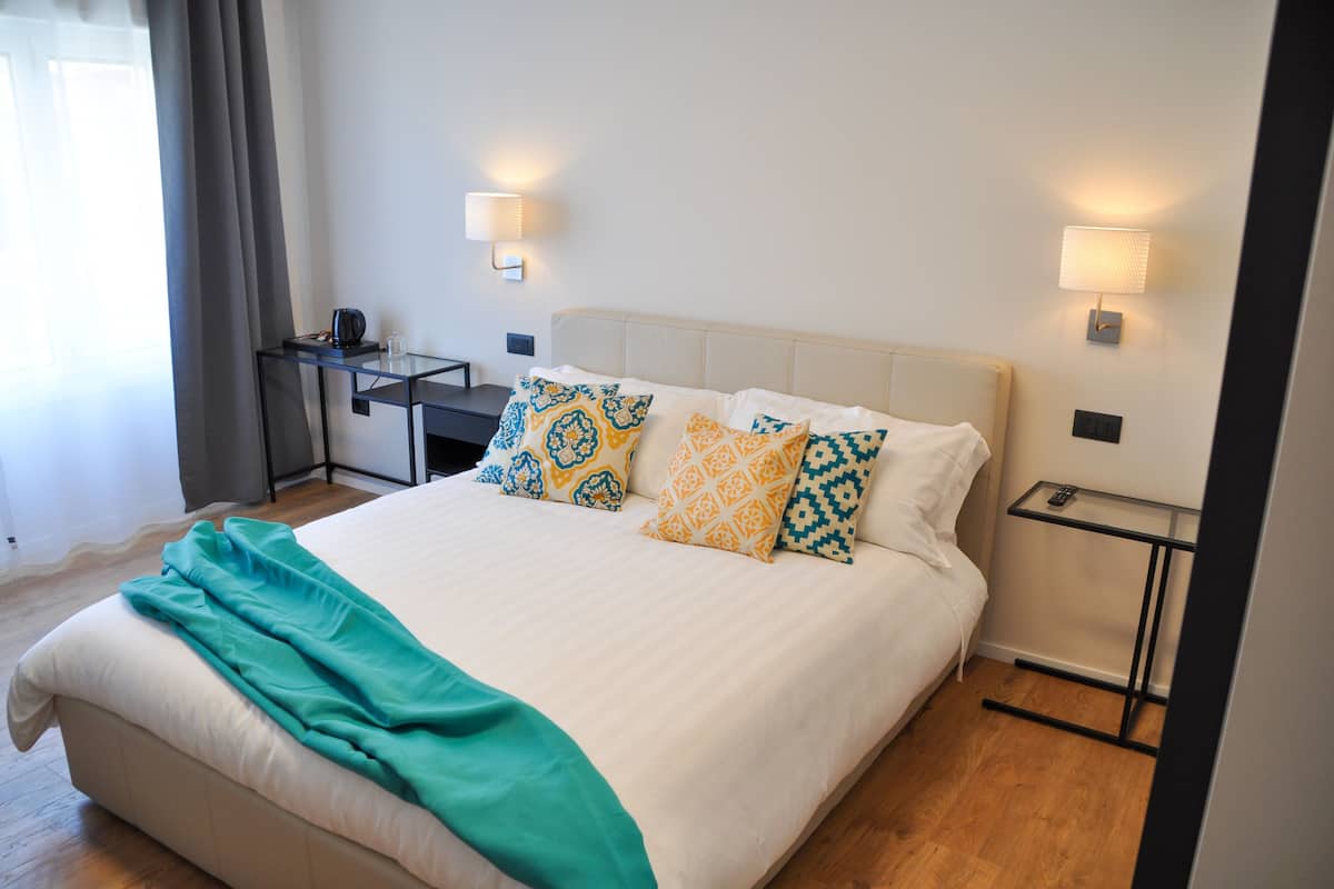 ห้องซูพีเรียดับเบิล | ผ้าปูที่นอน Frette จากอิตาลี, เครื่องนอนระดับพรีเมียม, ผ้านวมขนเป็ด