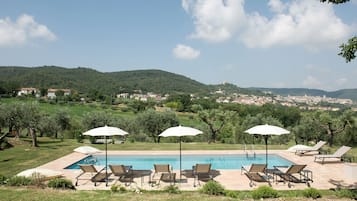 Piscina all'aperto, ombrelloni da piscina, lettini