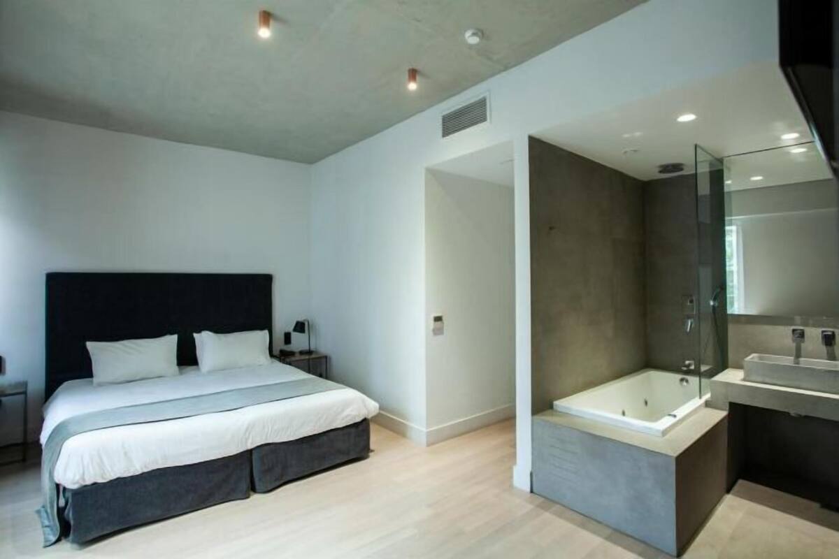 1 bedroom, desk, soundproofing, free cots/infant beds