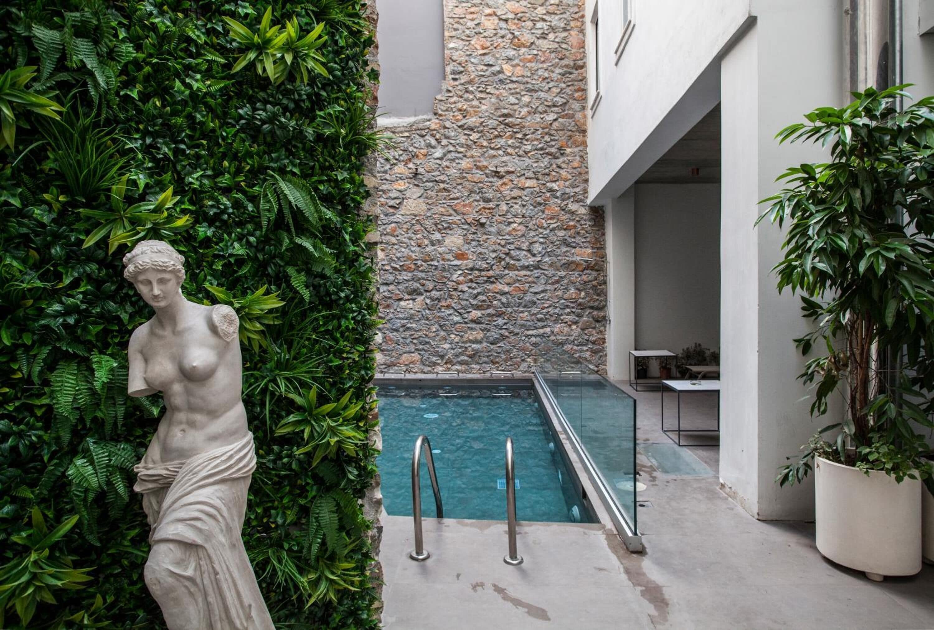 2 outdoor pools