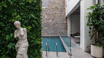 2 outdoor pools