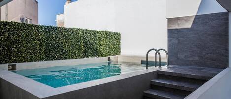 2 hồ bơi ngoài trời