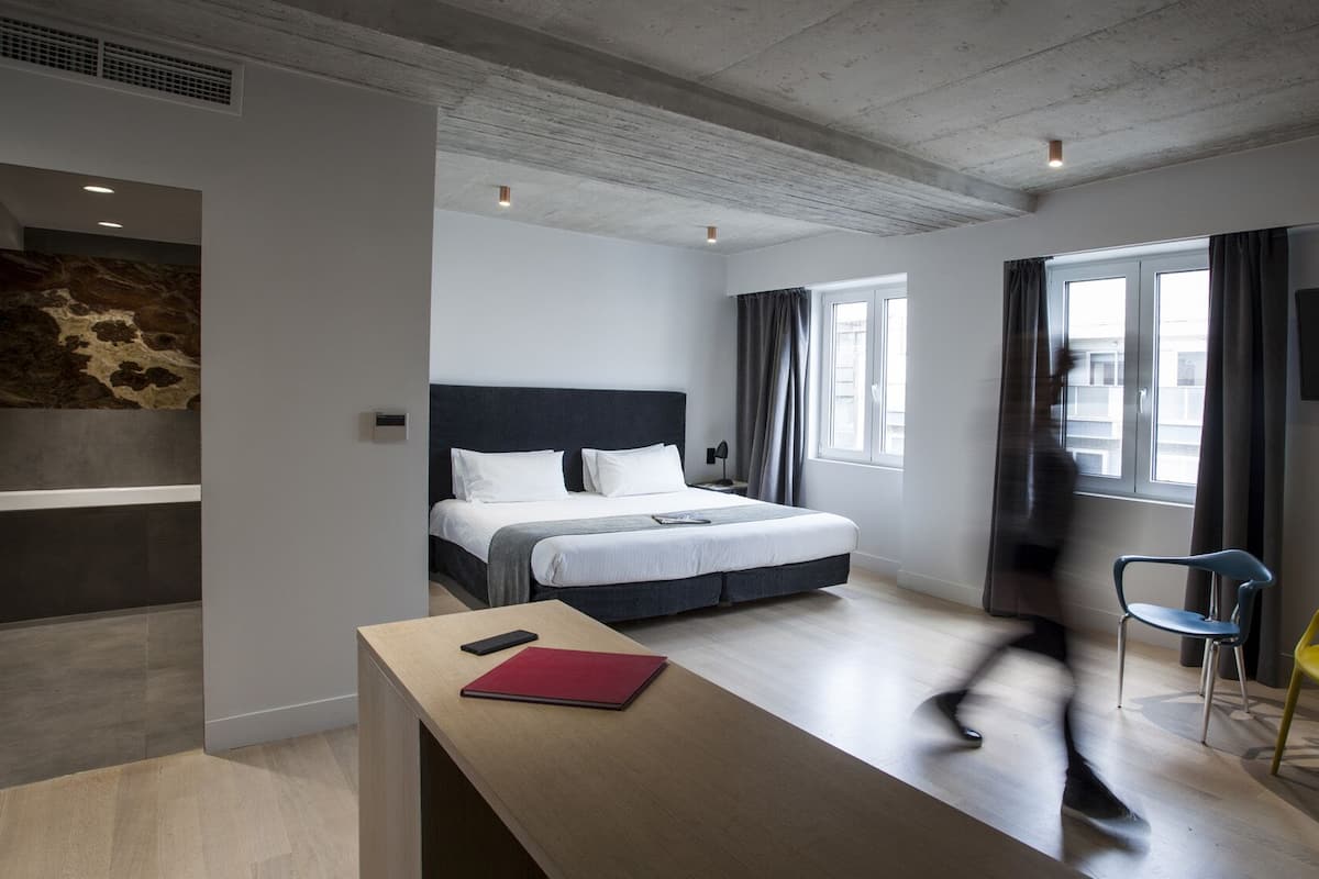 1 slaapkamer, een bureau, geluiddichte muren, gratis babybedden