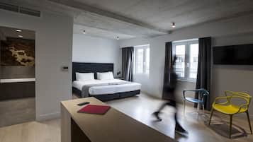 1 bedroom, desk, soundproofing, free cribs/infant beds