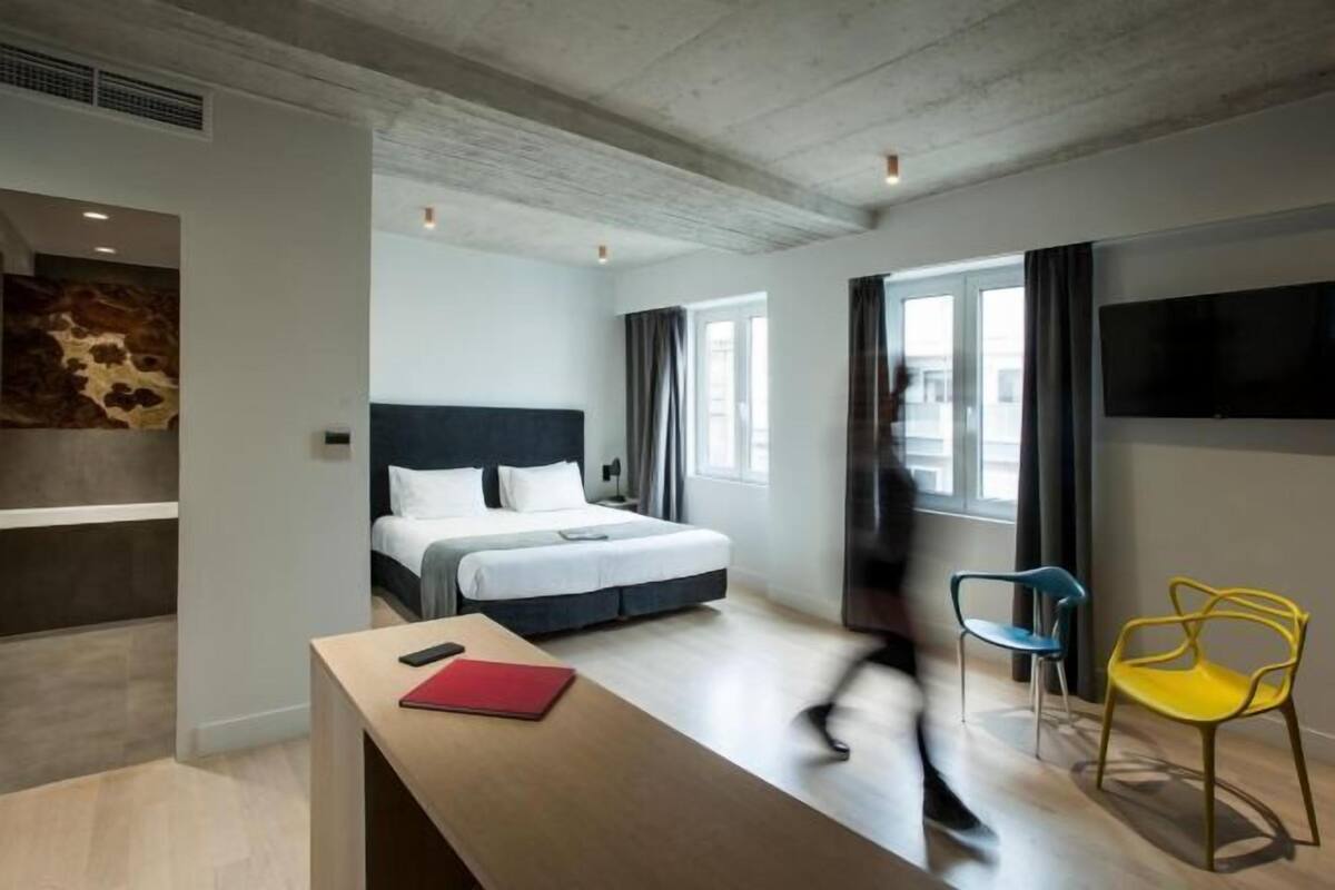 1 bedroom, desk, soundproofing, free cots/infant beds