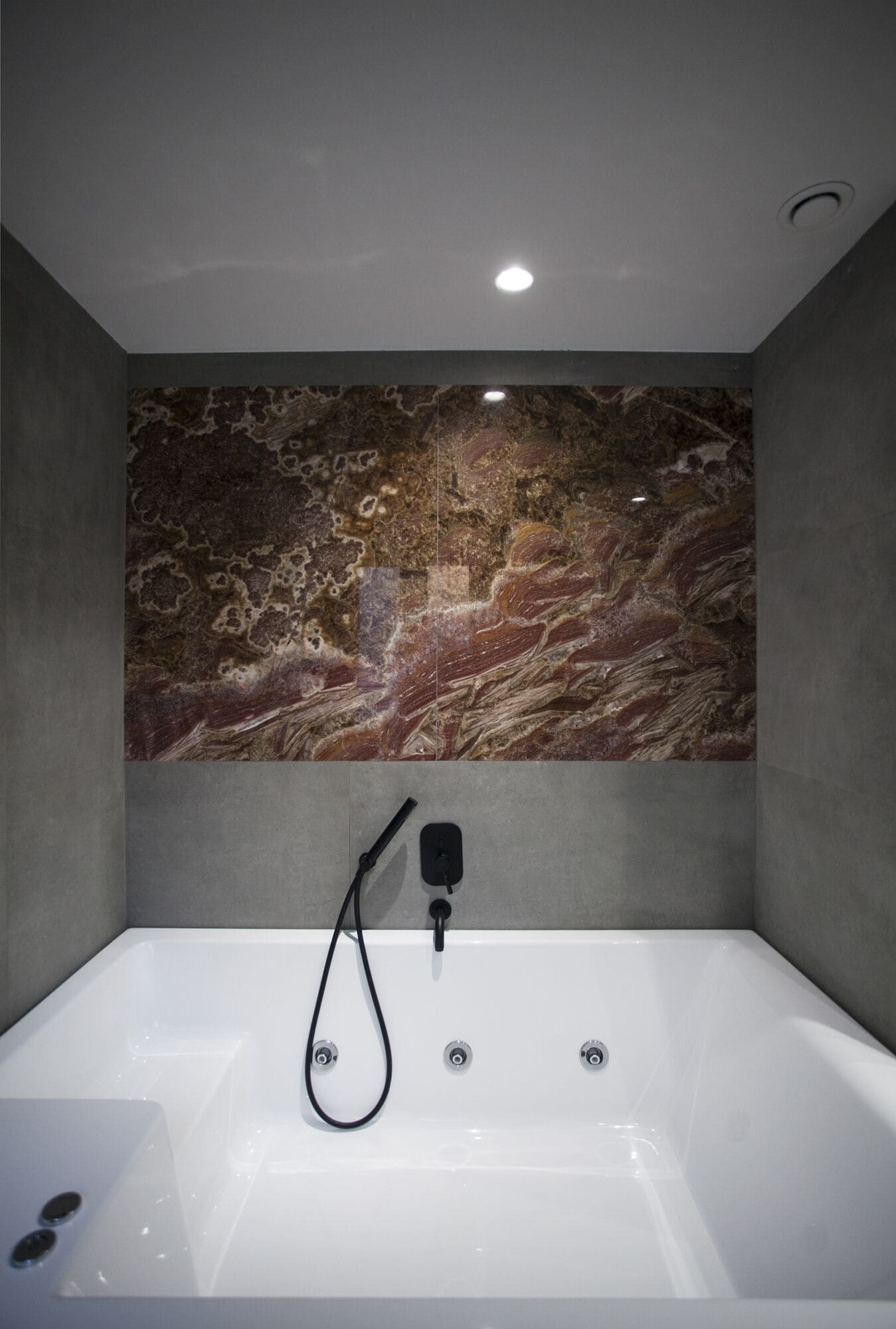 Jetted tub