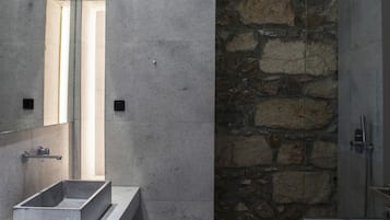 Kostenlose Toilettenartikel, Haartrockner, Hausschuhe, Handtücher