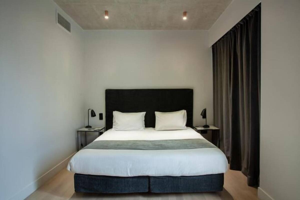 1 bedroom, desk, soundproofing, free cots/infant beds