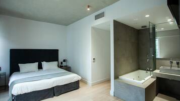 Desk, soundproofing, free cribs/infant beds, free WiFi