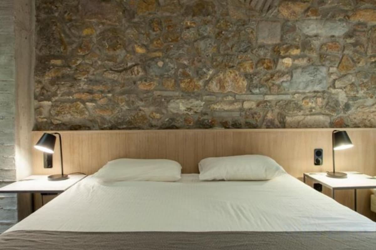 Desk, soundproofing, free cots/infant beds, free WiFi