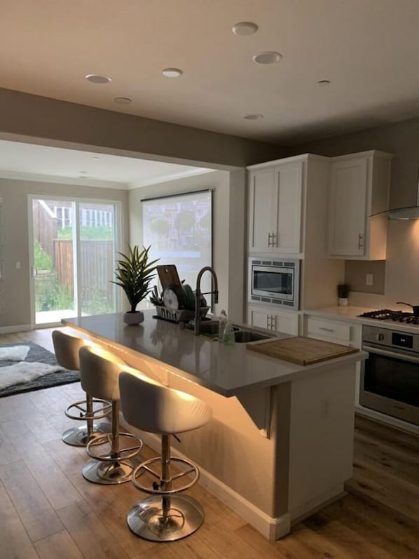 Full-sized fridge, microwave, oven, stovetop