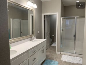 Tokyo Room | Salle de bain | Articles de toilette (gratuits), séchoir à cheveux, serviettes fournies