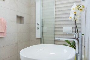 Comfort Apartment (A5) | Bathroom | Hair dryer, towels, soap, toilet paper - Villa Cindric (Medulin)