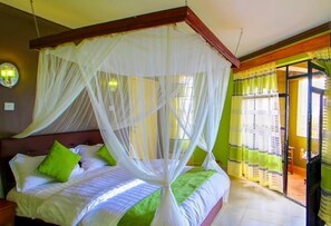 Escritorio, tabla de planchar con plancha, wifi gratis y ropa de cama 