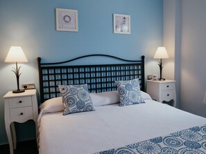 2 bedrooms, iron/ironing board, Internet, bed sheets - Apartment with pool near beach and train at 45min BCN (Torredembarra)