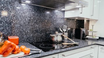 Jääkaappi, mikroaaltouuni, uuni, kahvin-/teenkeitin