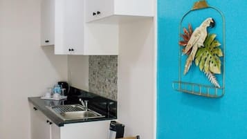 Deluxe Condo, 1 Double Bed with Sofa bed | Private kitchen | Full-size fridge, cookware/dishes/utensils